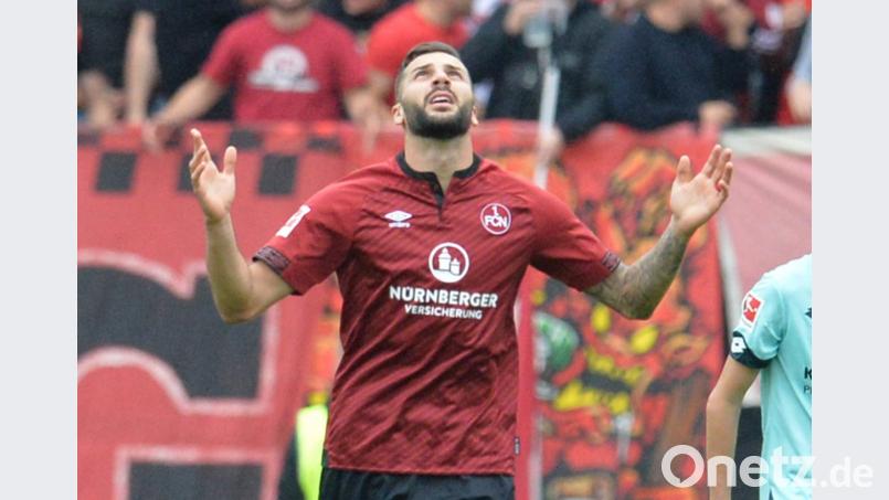 Der Nürnberger Mikael Ishak bedankt sich ganz oben für sein Tor zum 1:1. Bild: Tim Schammberger/dpa