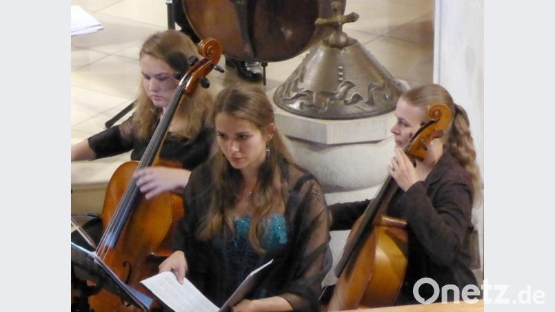 Sopranistin Jana Burdová inmitten der Cellistinnen. Bild: fsb