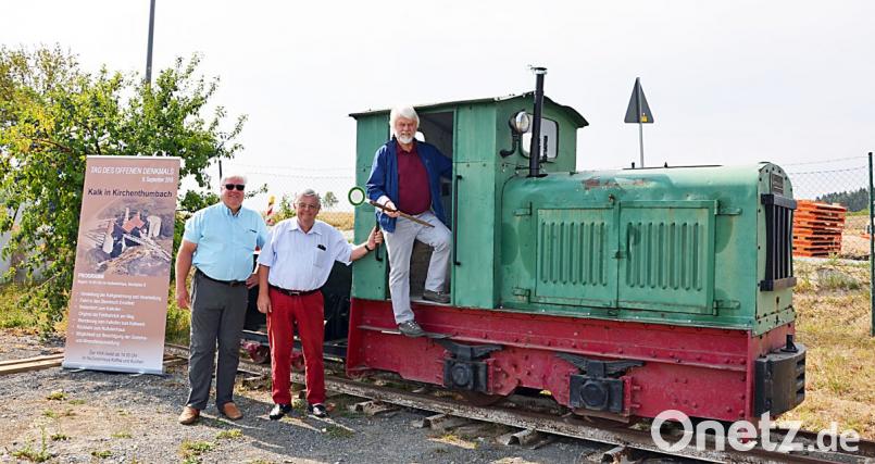 Von links: Jürgen Böhme, Fritz Fürk und Martin Kohl vor der Feldbahn, die von Kohl wieder gangbar gemacht wurde. Bild: ü