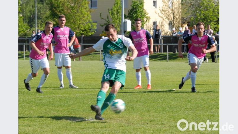 Manuel Dürbeck (grünes Trikot) war in Lichtenfels der Matchwinner des SV Mitterteich. Zunächst verwandelte der Kapitän einen Foulelfmeter zum Ausgleich, später erzielte er auch den 2:1-Siegtreffer. Bild: Rudi Gebert