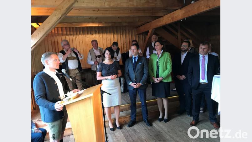Die stellvertretende Ministerpräsidentin Ilse Aigner (Dritte von rechts) kam an den Schafferhof, um Ehrenamtlichen für ihre Arbeit zu danken. Bild: eig