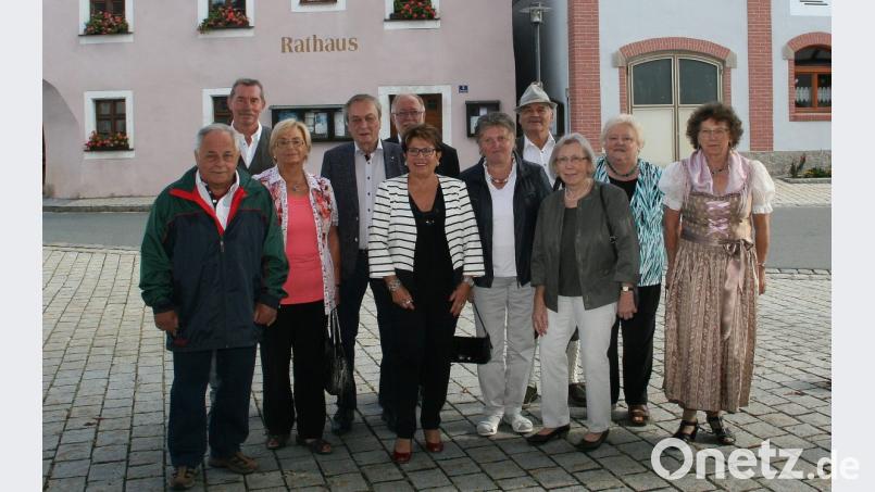 Beim Klassentreffen haben sich die ehemaligen Schüler der Falkenberger Jahrgänge 1947 und 1948 viel zu erzählen. Bild: wro