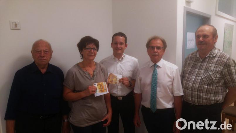 Mit dem Erlös des musikalischen Abends Gutes tun. Jeweils 100 Euro Unterstützung erhielten die BRK Helfer vor Ort Pressath und das Altenheim St. Josef. Unser BIld zeigt (von rechts): Seniorenbeauftragten Albert Butscher, Christine Tschauner (Altenheim St. Josef), Thomas Rauch (BRK), Bürgermeister Werner Walberer und Josef Neuber (Vorsitzender Heimatpflegebund Pressath). Bild: xs