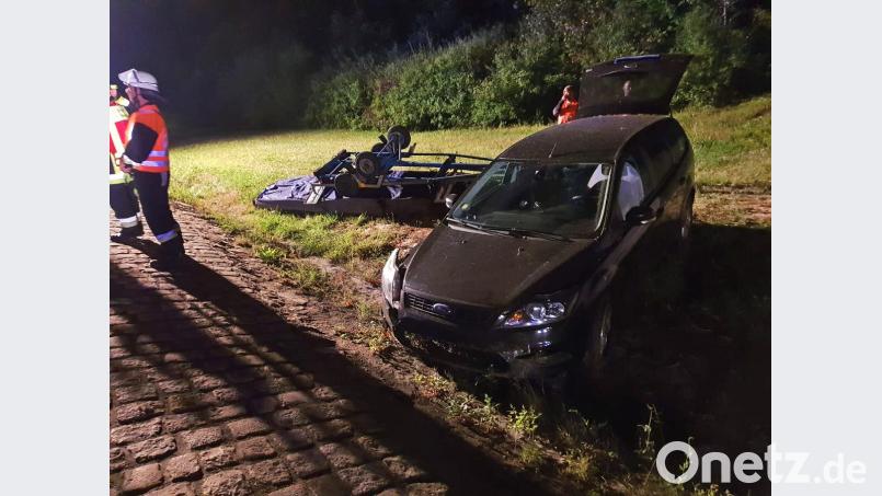 Verkehrte Welt: Zum Schluss liegt das Boot (hinten) unter dem Anhänger, auf dem es transportiert worden war. Bild: FF Hohenkemnath