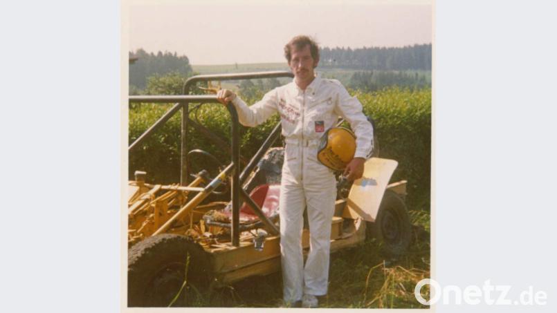 Robert Beer im weißen Rennanzug, der eigentlich gar keiner ist. "Das war ein Maleranzug mit Aufklebern drauf", erinnert er sich heute. Bild: exb