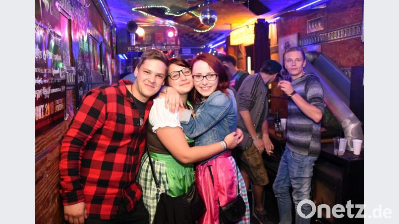 Party mit Freunden im &quot;Trailer 1531&quot; - auch bekannt als &quot;Sternstoiner Container&quot; und mit allem ausgerüstet, was eine gute Bar haben sollte. Bild: bgm