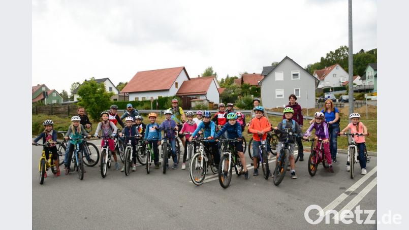 15 Mädchen und Buben radlen beim Ferienprogramm mit. Bild: bey