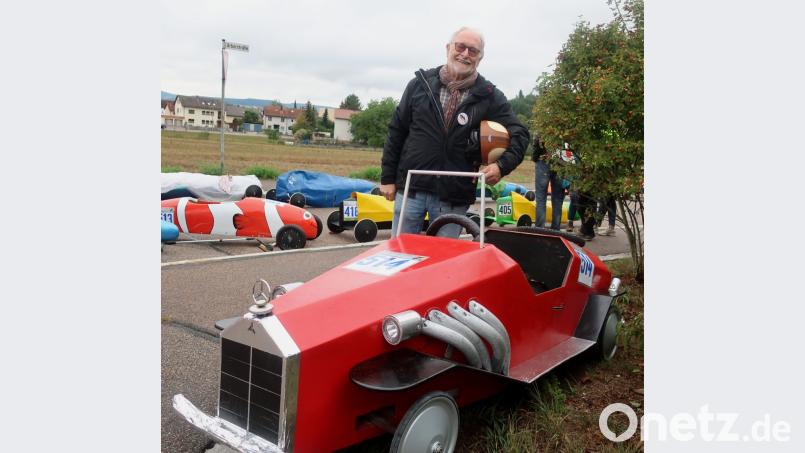 Der Präsident des „Deutschen Seifenkisten Derby e.V.“, Norbert Friedrich, hatte diesen Oldtimer-Prototyp mitgebracht, eine Mischung aus Bentley und Mercedes, der in der offenen Klasse startete, in der es nicht um Schnelligkeit ging. Bild: Hirsch