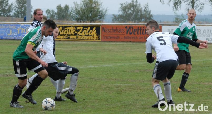 Der Plößberger Kapitän Michael Sonnberger (links) versucht sich im Kemnather Strafraum durchzusetzen. Die Gastgeber zeigten Moral und holten nach einem 1:3-Rückstand noch ein 3:3. Bild: gb