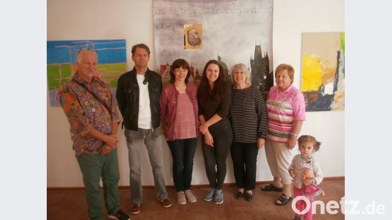 Bei der Finissage der Werkschauschau &quot;Kunst für alle&quot; entstand dieses Foto mit den ausstellenden Künstlern (von links) Friedrich Wilhelm Stumpfi, Thomas Zilch, Angelika Pesold, Arzy Urmanova, Renate Ullmann und Gerlinde Turban. Bild: exb)