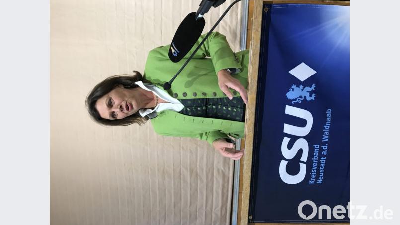 "Dass die Oberpfalz einmal die Arbeitslosenstatistik anführt mit den niedrigsten Arbeitslosenzahlen, hätte vor Jahren doch niemand geglaubt", sagt die Bauministerin unter Beifall. Bild: eig