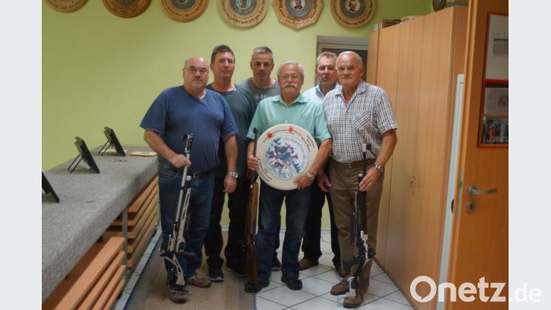 Silvest Kurzwart (Dritter von rechts) gewann abermals die Retro-Scheibe. Dazu gratulierten (von links) Adolf Mösbauer,
Spender Hans Schlosser, Schießleiter Thomas Zahner, Schützenmeister Reinhard Reis sen. und Martin Mayer sen. Bild: slh
