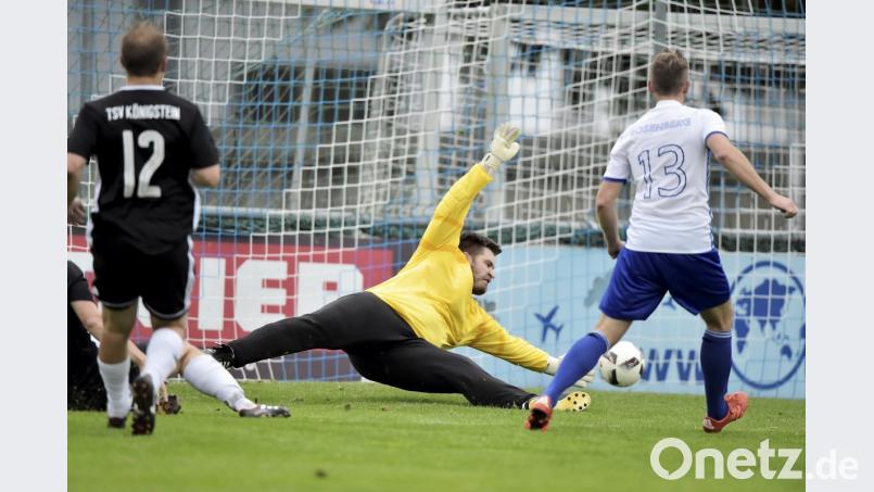 Das war die 1:0-Führung für den überlegenen TuS Rosenberg durch den aufgerückten Linksverteidiger Stefan Götz (rechts), der den Königsteiner Torhüter Thomas Bunzel (Mitte) mit einem Flachschuss bezwang. Der Königsteiner Bernd Schmidt (links) konnte nicht mehr rettend eingreifen. Bild: Hubert Ziegler