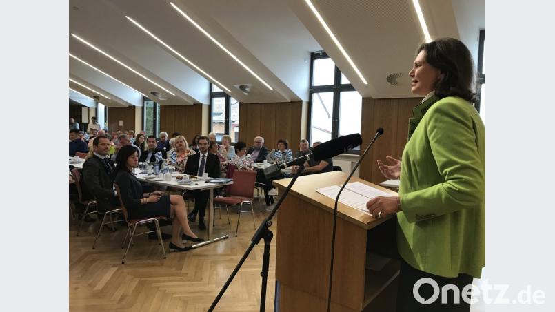 Die stellvertretende Ministerpräsidentin Ilse Aigner spricht im Landrichterschloss vor einem vollen Festsaal über Wohnen und Leben im Freistaat. Bild: eig