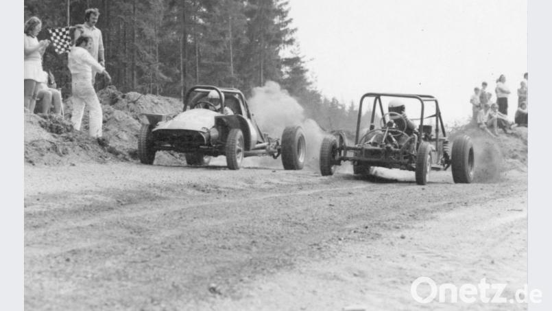 Ein Fahrgestell mit Motor und vier Reifen - mehr brauchen die Fahrer damals nicht, um in der Sandgrube bei Neuhaus Auto-Cross-Rennen auszutragen. Bild: exb