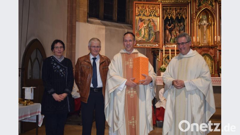Mit guten Wünschen und einem Geschenk verabschiedete die Pfarrei St. Johannes der Täufer Kaplan Berno Läßer (Zweiter von rechts) nach Hemau. Das Geschenk überreichten von links: Tanja Raab, Sprecherin des Pfarrgemeinderates, Kirchenpfleger Hans Pamler und Stadtpfarrer Hannes Lorenz. Bild: bnr