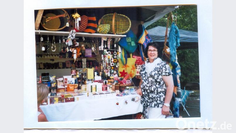 Hannelore Schuster gehört zu dem Team, das beim Frohnberg-Fest am Stand des Weltladens berät und verkauft. Bild: hka
