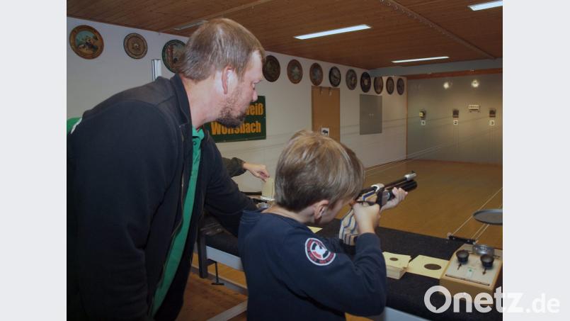 Schon bei der Einweisung durch Schießleiter Georg Dotzler (links) können die Kinder erste Schüsse auch mit der Luftpistole abgeben. Bild: sön