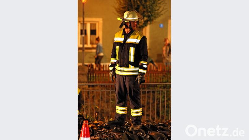 Geschafft, die Sandsäcke sind verbaut. Bild: exb