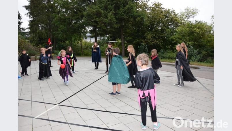 Beim &quot;Quidditch&quot; sind Treffsicherheit und Voraussicht gefordert. Lautstark feuern die Zuschauer die einzelnen Mannschaften an. Bild: fla