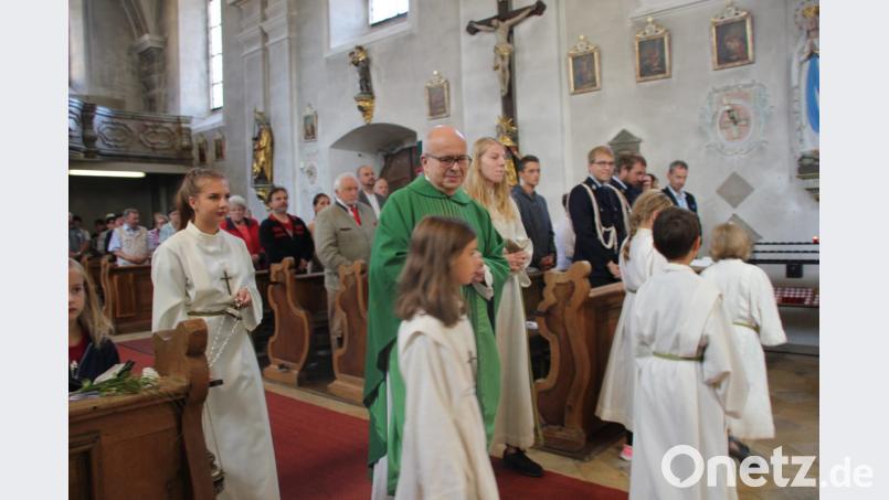 In ein voll besetztes Kirchenschiff von St. Walburga Lintach zieht Pfarrer Robert Kratzer bei seinem Abschied als Leiter der Pfarrei Lintach/Pursruck ein und mit ihm eine große Ministrantenschar sowie die Fahnenabordnungen der örtlichen Vereine. Bild: ads