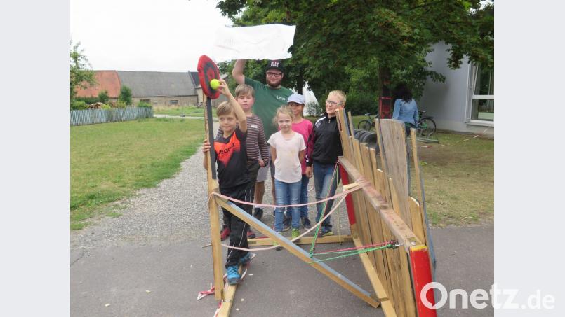 „Gutti-Katapult“ tauften die Buben und Mädchen ihre selbst gebaute Wurfmaschine. Bild: jzk
