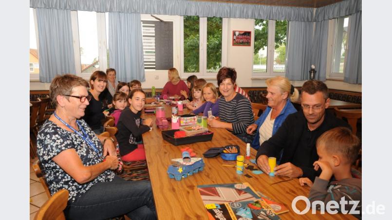Stifteboxen und kleine Schatzkisten basteln die Jungen und Mädchen beim Kinderferienprogramm der Parksteiner SPD. Bild: bey