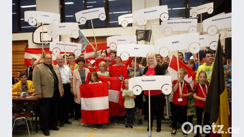 Zum Auftakt marschieren die Vertreter von 20 deutschen Vereinen und drei ausländischen Verbänden in die TSV.-Halle ein und formierten sich zum Gruppenbild. Bild: Hirsch