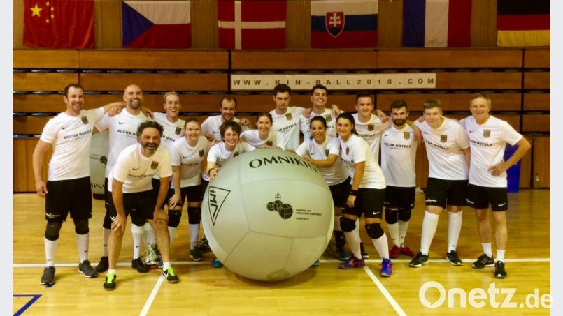 Die deutschen Spieler bei den diesjährigen Europa- und Club-Weltmeisterschaften im Kin-Ball-Spiel. Mit dabei die Nordoberpfälzer Gernot Köcher (rechts), Dominik Feistl (3. von rechts), Nina Kick (5. von rechts) und Tabea Völkl (5. von links). Bild: exb
