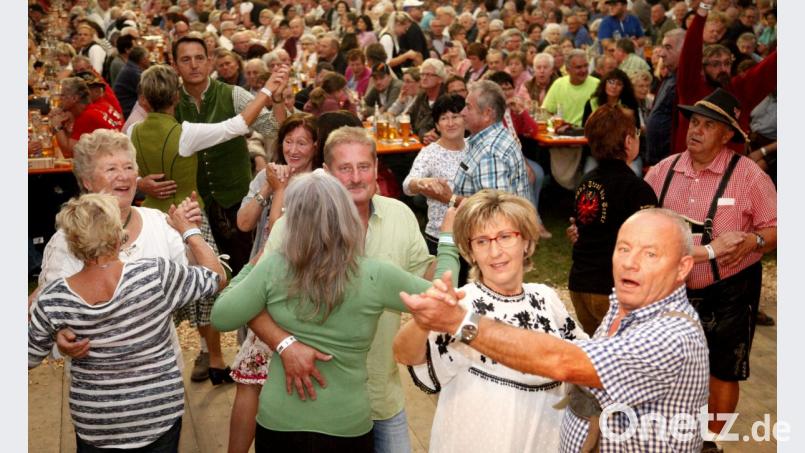 Die Fans der Zillertaler Volksmusik tanzten und sangen im Festzelt zum Alpensound aus Österreich.. Bild: Hirsch