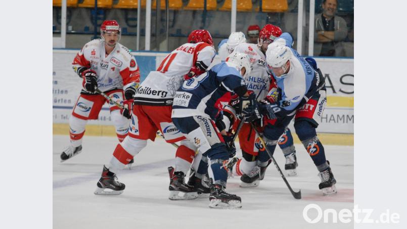 Für die Blue Devils (Szene aus dem ersten Testspiel gegen Crimmitschau) gab es während des Trainingslagers in Tschechien einen Sieg und eine Niederlage. Bild: Rudi Gebert