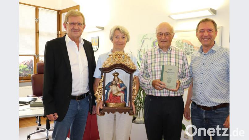 Norbert Schuller (l.) und Mirko Streich (r.) konnten sich nicht nur über einen seltenen Hausaltar freuen. Elisabeth Vasold (2.v.l.) und Dr. Manfred Vasold (2.v.r.) schenkten der Stadt auch eine bibliophile Kostbarkeit: ein Exemplar das in den 1930-er Jahren in der Tirschenreuther Druckerei Kohl hergestellten Buches „Geschichte der Stadt Tirschenreuth“ des Autoren Johann Brunner. Bild: Stadt Tirschenreuth