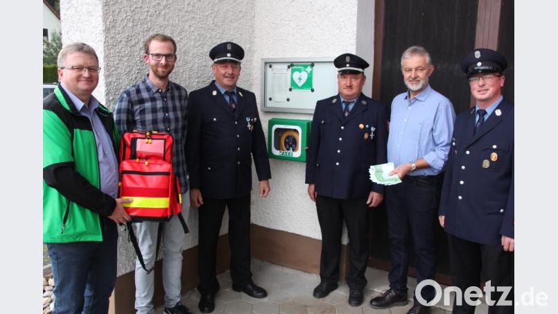 Das Granitwerk Ludwig Popp spendete 1000 Euro an die Feuerwehr Schurbach für die Anschaffung eines neuen Defibrillators.Unser Bild zeigt von links Hermann Krisch, Johannes Kurchenreuther, Heribert Hecht, Albert Popp, Gerhard Kuchenreuther und Alexander hecht. Bild: kro
