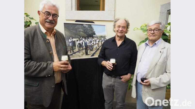 Der Künstler Stefan Schadeck präsentiert im Neustädter Rathaus seine Zoigl-Radierungen. Bild: krb