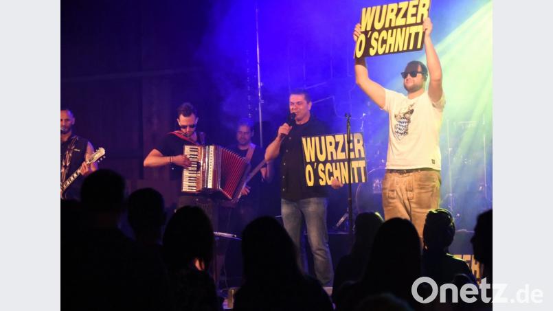 Zur Wurzer Hymne kommt auch O&#039;Schnitthallen-Geschäftsführer Tom Kreuzer auf die Bühne zur Band &quot;HWO&quot;. Bild: bgm