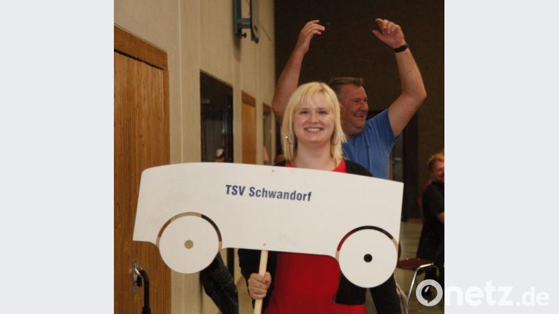 Alexandra Saur führte beim Einmarsch die Schwandorfer Delegation an. Die viermalige Gewinnern des „Großen Preises der Stadt Schwandorf“ setzte sich nach einigen Jahren Pause wieder in eine Seifenkiste und fuhr um den Lorbeerkranz der Stadt. Bild: Hirsch