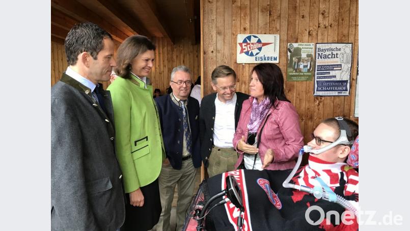 Maria Rahm (Zweite von rechts) kämpft für ihren schwerbehinderten Sohn Alexander; sie passte die Ministerin vor dem Empfang ab und schilderte kurz ihren Streit mit der Krankenkasse. Mit im Bild Bundestagsabgeordneter Albert Rupprecht, Wiesaus Bürgermeister Toni Dutz und Landtagskandidat Tobias Reiß. Bild: eig