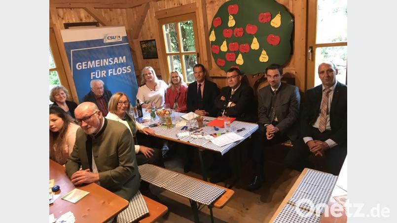Staatskanzleichef Florian Herrmann (Dritter von rechts), umgeben von lokalen CSU-Mandatsträgern und -Kandidaten, beim Bürgergespräch im Kreislehrgarten. Bild: eig