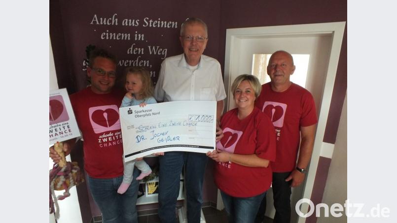 Johannes Bauer mit Tochter, Dr.Jochen Geißler, Sandra Schmelber und Josef Söllner freuen sich riesig über eine weitere großzügige Spende. . Bild: soj