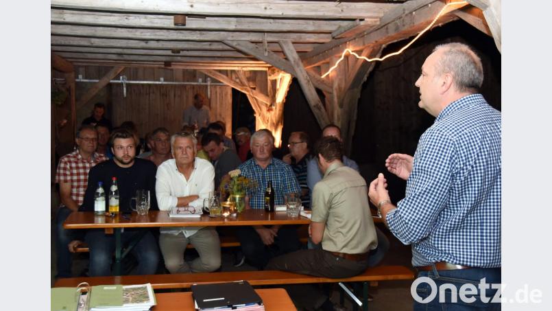 Beratungsgruppensprecher Armin Betz (rechts) fasst den aktuellen Stand beim Projekt „Kleine Dorferneuerung Kalmreuth und Schlattein“ zusammen und mahnte zu mehr Tempo. Bild: bgm