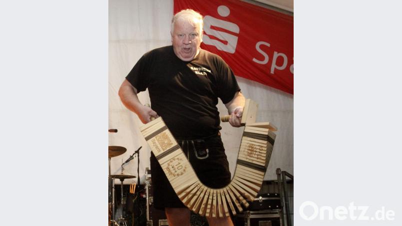 Der "Ratschen-Klaus" aus dem Zillertal reist den Ursprung Buam seit zehn Jahren nach und begleitete die Band mit seinem schweren Holzinstrument auch beim Auftritt in Schwandorf. Bild: Hirsch