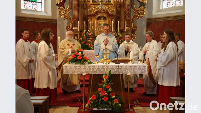 Zusammen mit Weihbischof Josef Graf (Mitte) zelebrieren Pater Alfred Lindner, Pfarrvikar Christian Preitschaft und Pfarrer Christian Schulz (von links) die Pontifikalmesse. Bild: swo