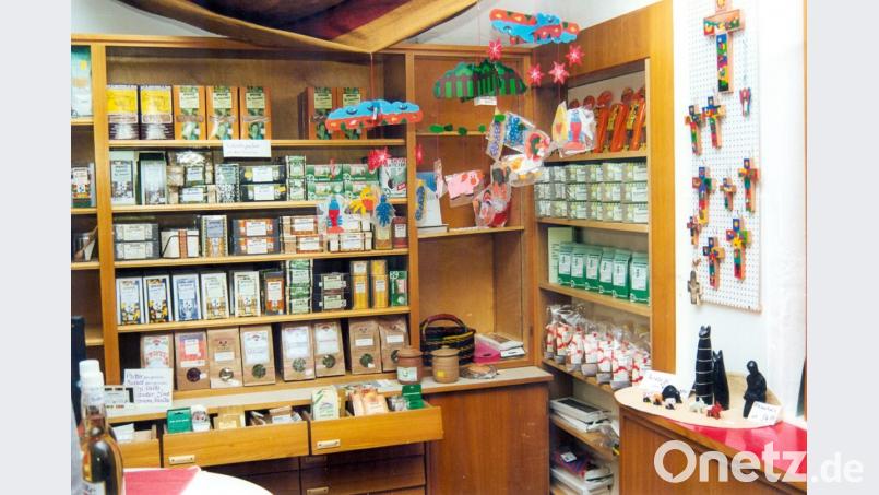 Im Sortiment des Weltladens ist die Dritte Welt vertreten. Nicht nur Eß- und Trinkbares wird angeboten, sondern auch Schmuck und Spielzeug. Bild: hka