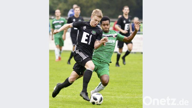 Der Ammerthaler Doppeltorschütze Jonas Weigert (links) im Laufduell mit Shawn Hilgert vom Aufsteiger TSV Abtswind. Bild: Hubert Ziegler