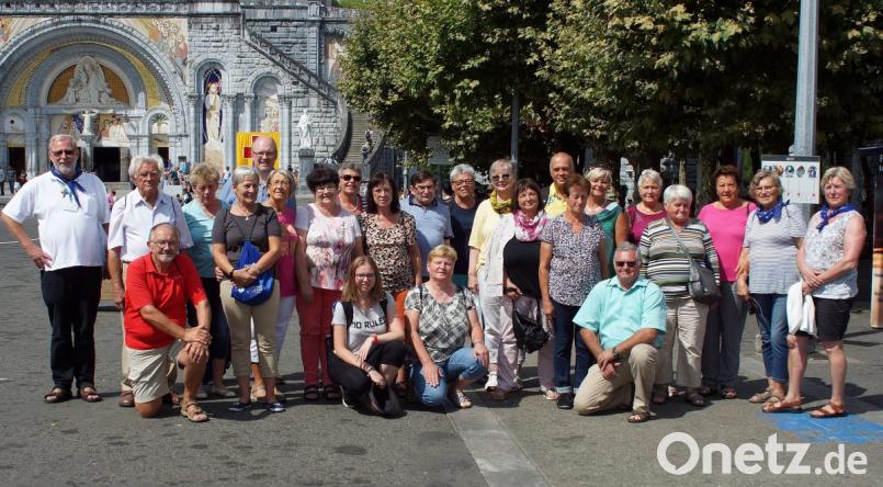 Die Weidener Gruppe in Lourdes mit Pater Benedikt (links). Bild: R. Kreuzer