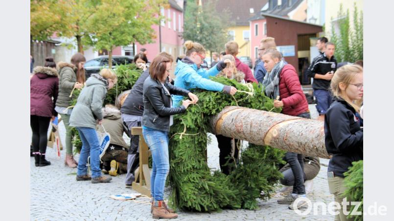 Die angefertigten Holzherzen mit den jeweiligen Vornamen der 58 Kirwamoidln und -boum werden am ersten und zweiten Kranz befestigt. Bild: bjo