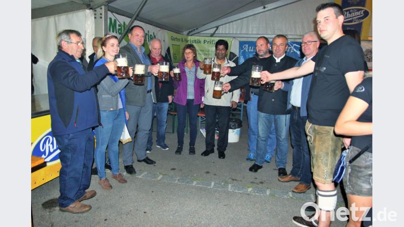 Nach dem das erste Fass Bier angezapft war, stießen die Ehrengäste auf ein gutes Gelingen der Kirwa an. Bild: ral