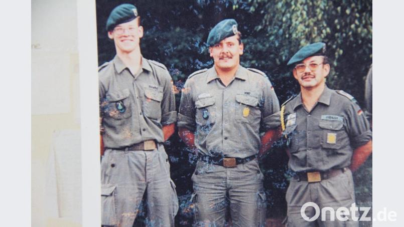 Aus dem kleinen Bub ist später (rechts) ein Berufssoldat und Kompaniefeldwebel geworden. Hier mit zwei seiner Kameraden. Links auf dem Bild der damalige Leutnant und jetzige Oberst Christan Nawrat, der auch zwei Jahre Bataillonskommandeur in Oberviechtach war. Bild: exb