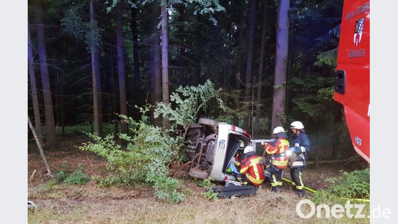 Der Kleinwagen stieß gegen mehrere Bäume und kippte dann auf die rechte Seite. Die Feuerwehrleute halfen den beiden Personen aus dem Wagen. Bild: mde