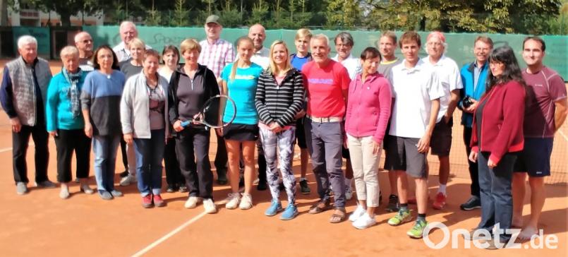 Bei der Verabschiedung - hier ein Teil der Delegationen - wurden Gastgeschenke überreicht und die Dauer der Partnerschaft betont. Im nächsten Jahr will man in Nymburk ins dritte Jahrzehnt starten. Bild: exb